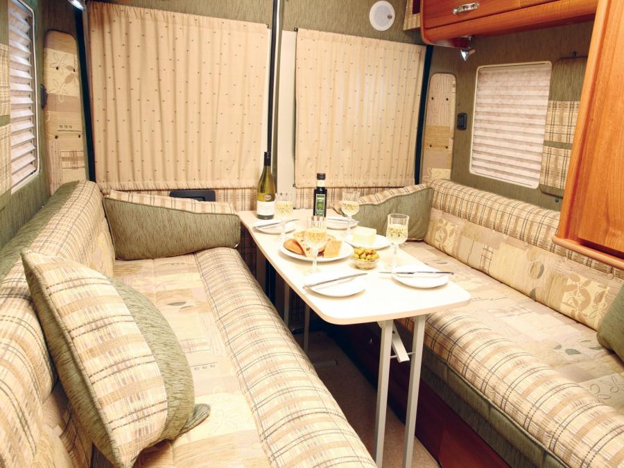 Интерьер Auto-Sleepers Sussex Duo 2010 года  (фото 3 из 5)